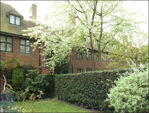 02-4 Heath Close